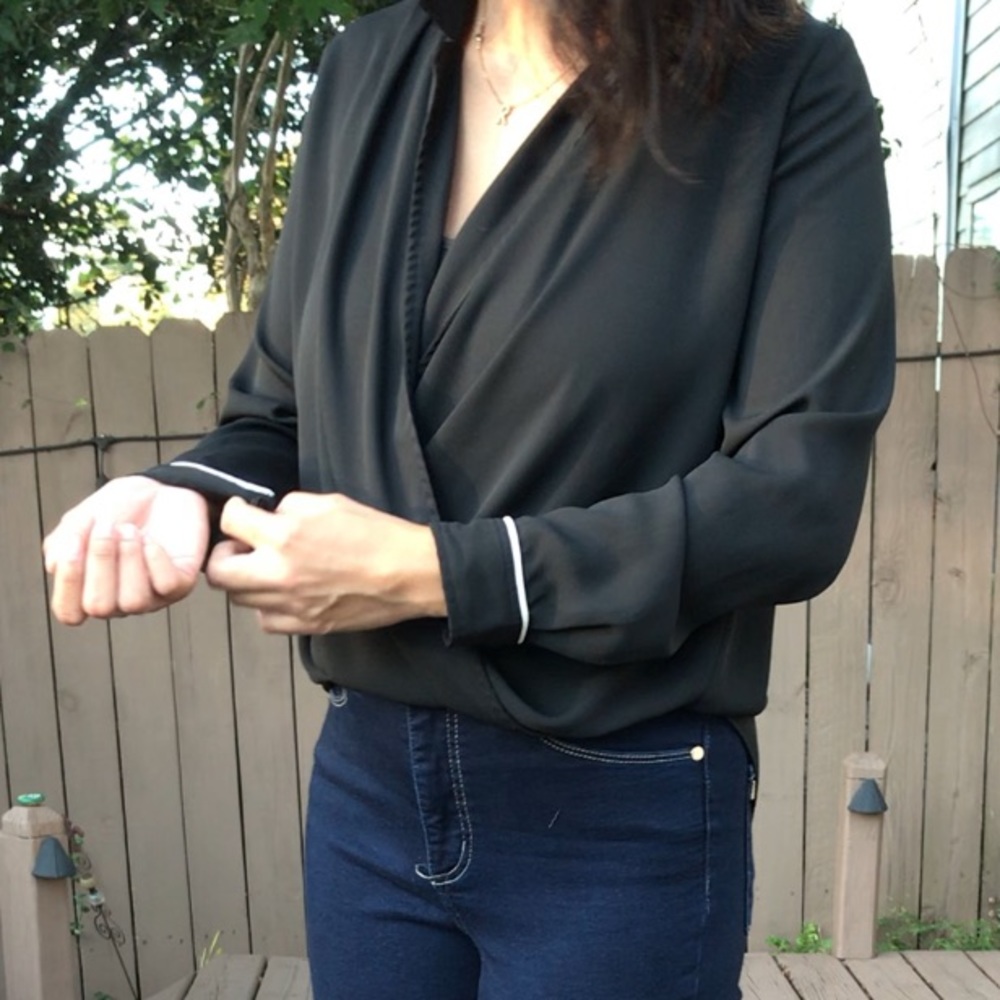 3/$20 ✨ Black long sleeve collared twist blouse